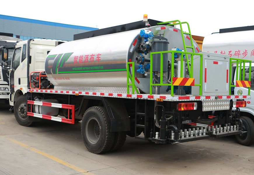 解放12方瀝青灑布車(chē)后方圖